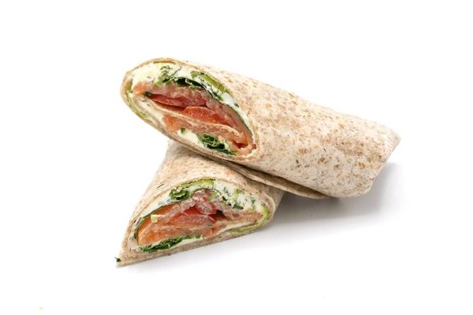 Wrap roomkaas, zalm, rucola en komkommer