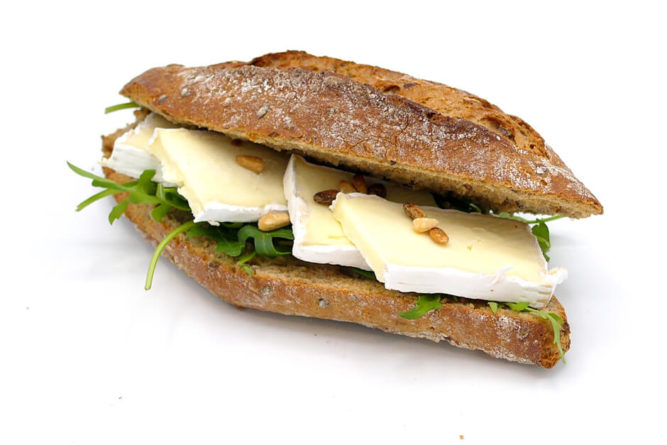 Broodje brie met rucola sla, walnoten en honing