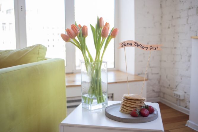 moederdag ontbijt met bloemen